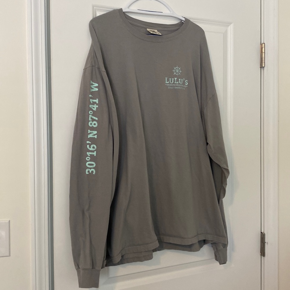 Long sleeve t-shirt.